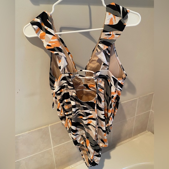 A Pea In The Pod Maternity Swimsuit - Picture 4 of 5